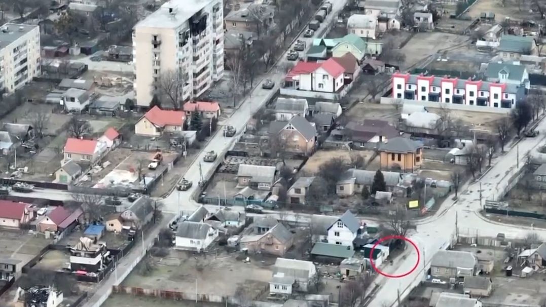 Další drsné záběry z Buče. Ruské bojové vozidlo zabilo ukrajinského cyklistu